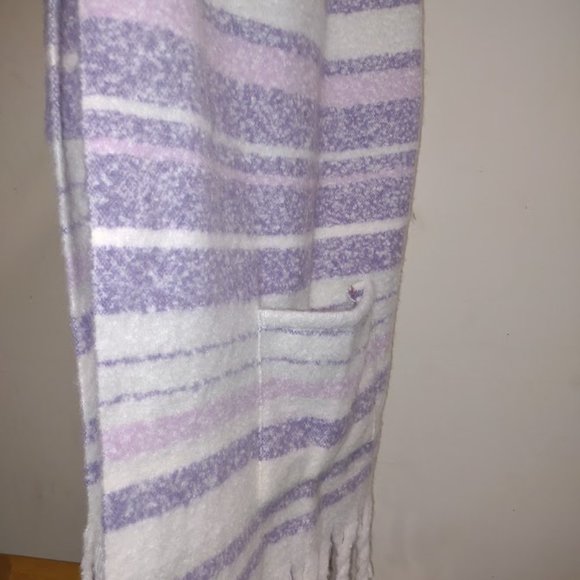 TRUE CRAFT WHITE LAVENDAR PURPLE SUPER SOFT SHAWL/SCARF WITH POCKETS NWT - Picture 4 of 10